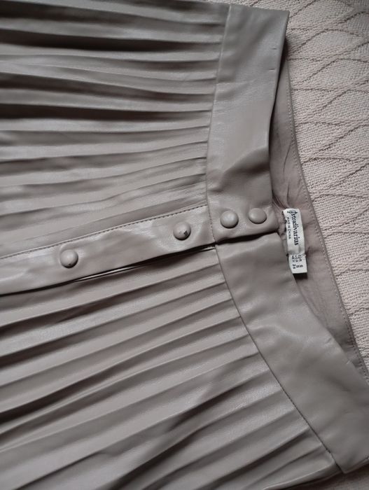 STRADIVARIUS S skórzana spódnica długa midi w kolorze taupe ekoskóra