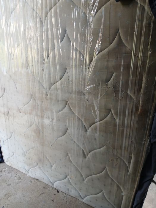 Cama de casal e mesa cabeceira