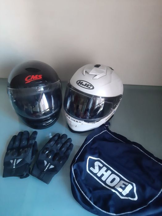 Conjunto de dois capacetes, luvas e saco