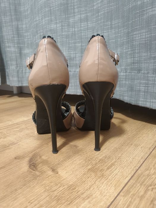 Wysokie eleganckie szpilki