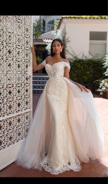 Elegancka suknia ślubna z odpinanym trenem (welon katedralny gratis)