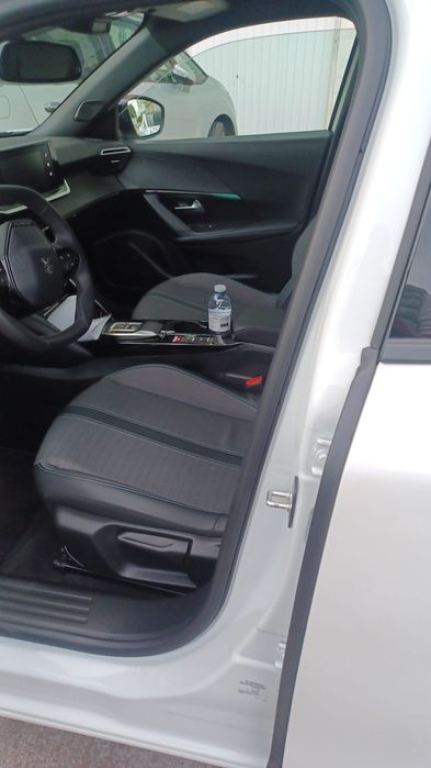 Tenho 2 Automóveis Peugeot e-2008 para  TVDE