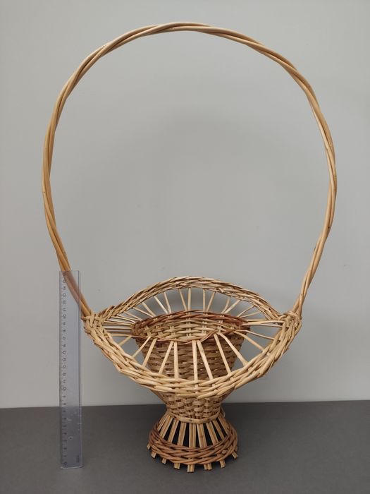 Koszyczek wiklinowy.