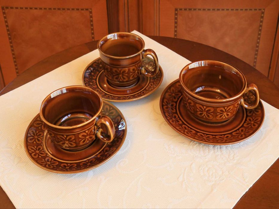 Pruszkowski porcelit „Kokardki” – serwis w stylu PRL