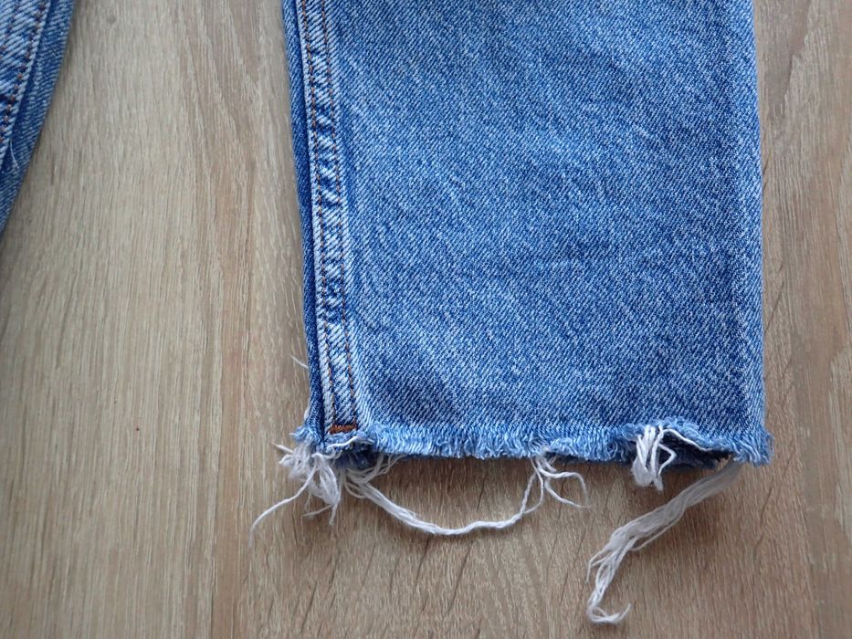 BERSHKA - spodnie jeansowe z dziurami, rozm. 34