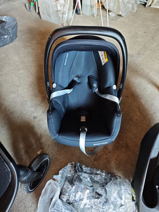 Maxi Cosi Carrinho Zelia 3 + CabrioFix i-Size + Base CabrioFix i-Size