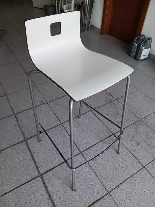 Conjuntos de cadeiras e mesas