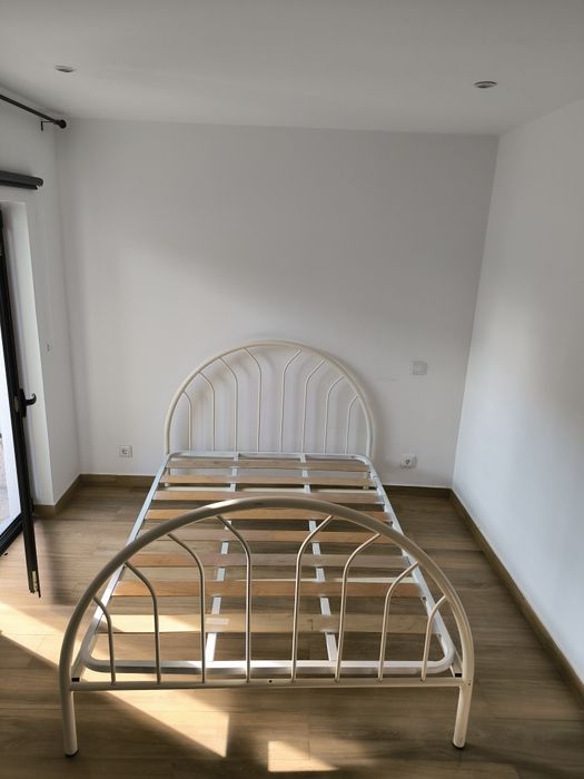 Cama de ferro com estrado