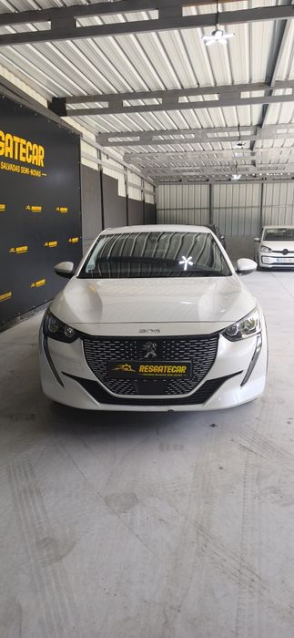 Peugeot 208 elétrico salvado