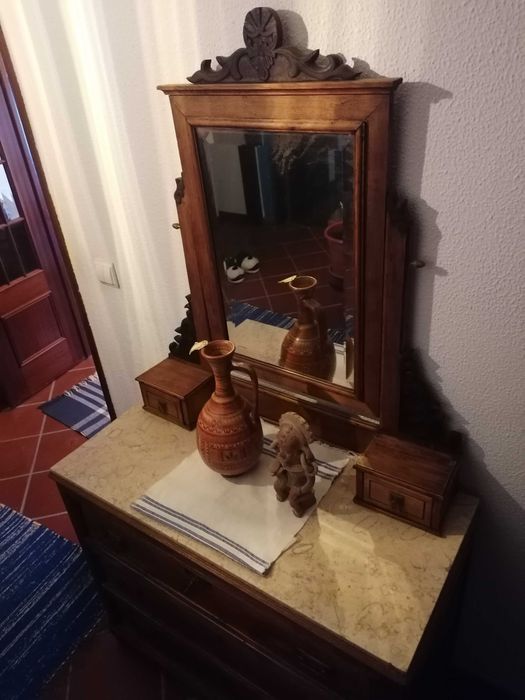 Móvel antigo, restaurado, muito estimado