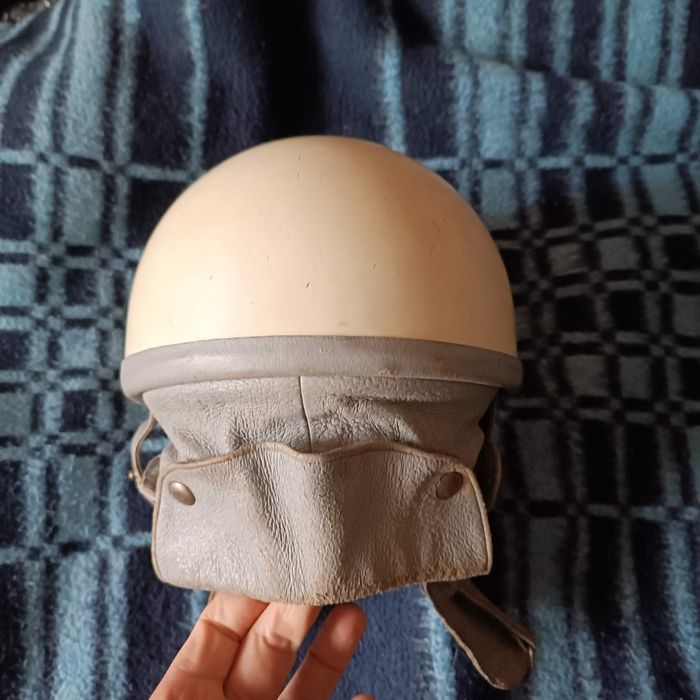 Duży Kask Orzeszek Nitron z szarą skórą z epoki PRL