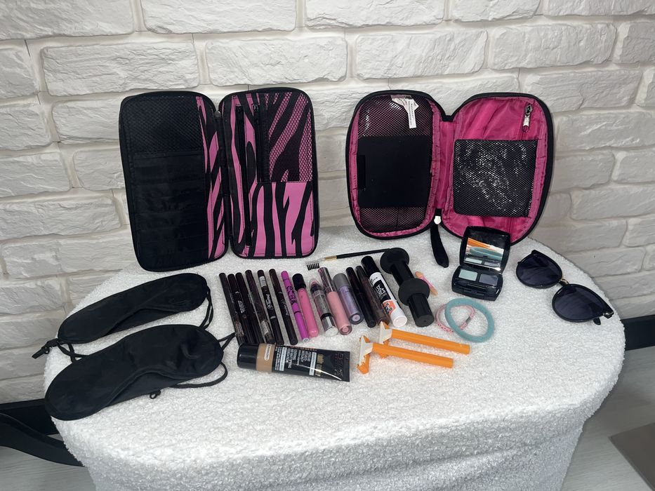 Zestaw akcesoriów i kosmetyków kosmetyczki tusze podkład