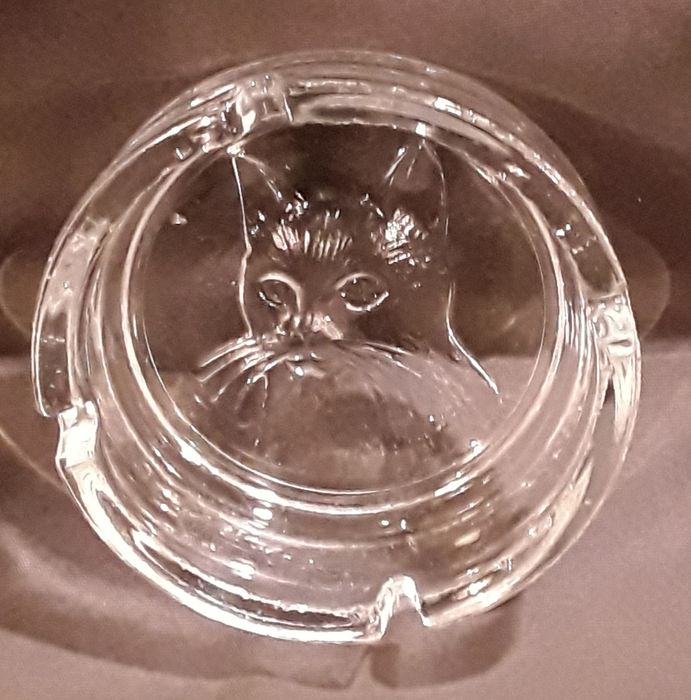 Cinzeiro em vidro branco transparente com gato no fundo