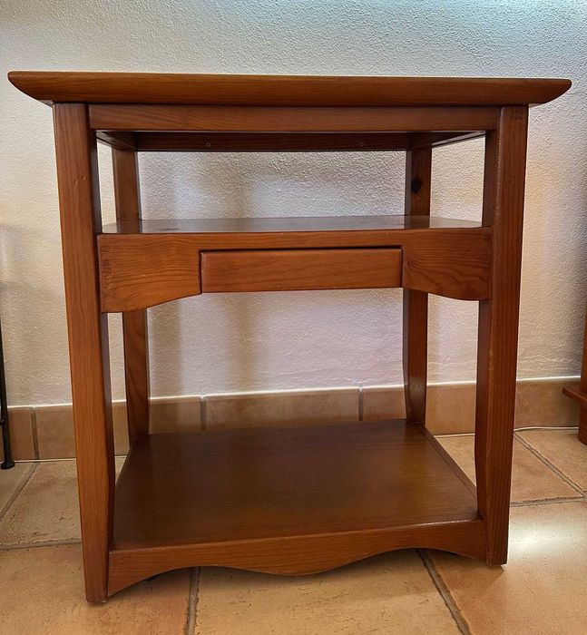 Mesa de Madeira Maciça com Rodas – Durável e Funcional