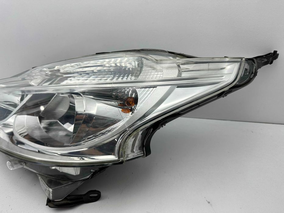 Ótica / Farol Esquerda - Peugeot 208