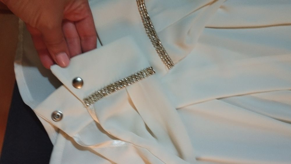 Blusas leves manga comprida creme e estampada