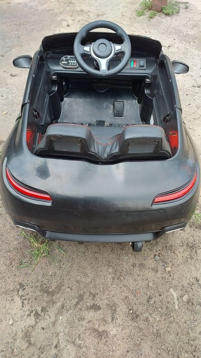 Дитячий електромобіль