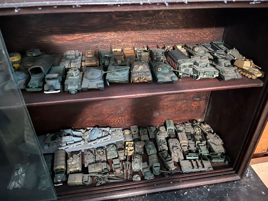 Coleção Rara de Miniaturas Militares Vintage – Tanques, Blindados e soldados