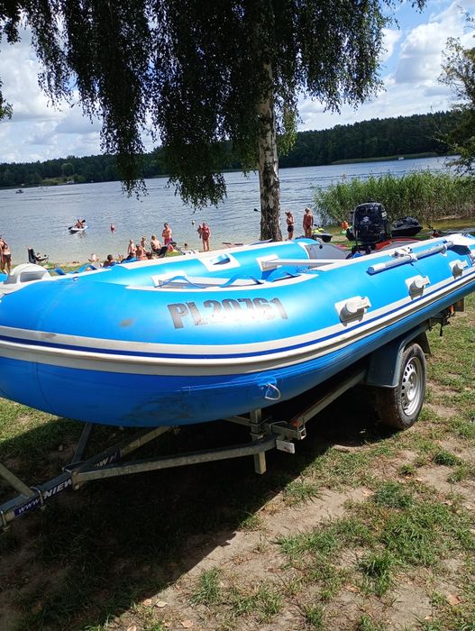 Ponton z silnikiem i przyczepą