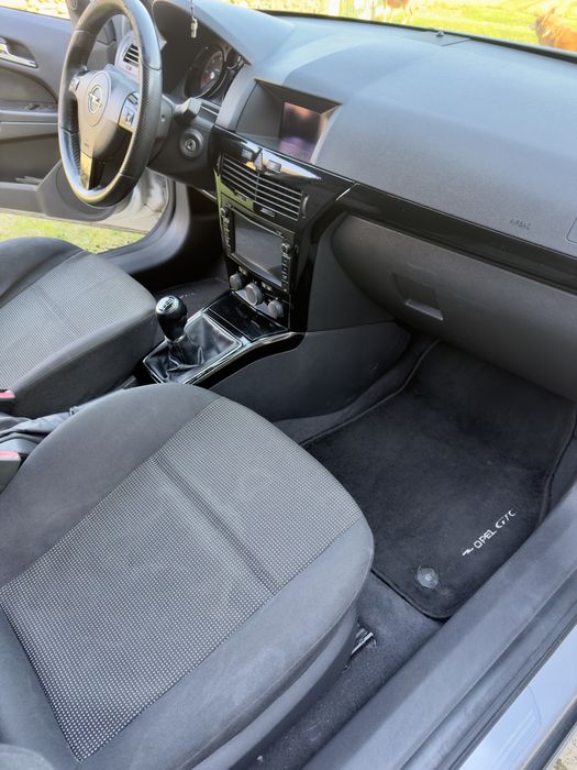 Opel Astra GTC 1.9 (5Lugares)
