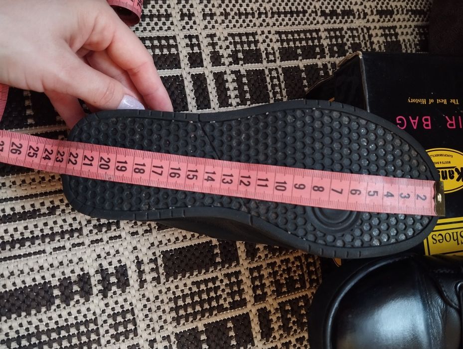 Шкіряні туфлі , кросівки