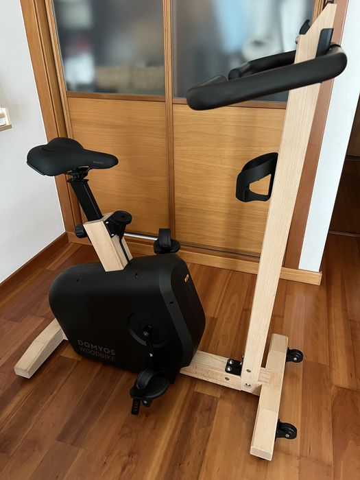 Bicicleta estática em madeira