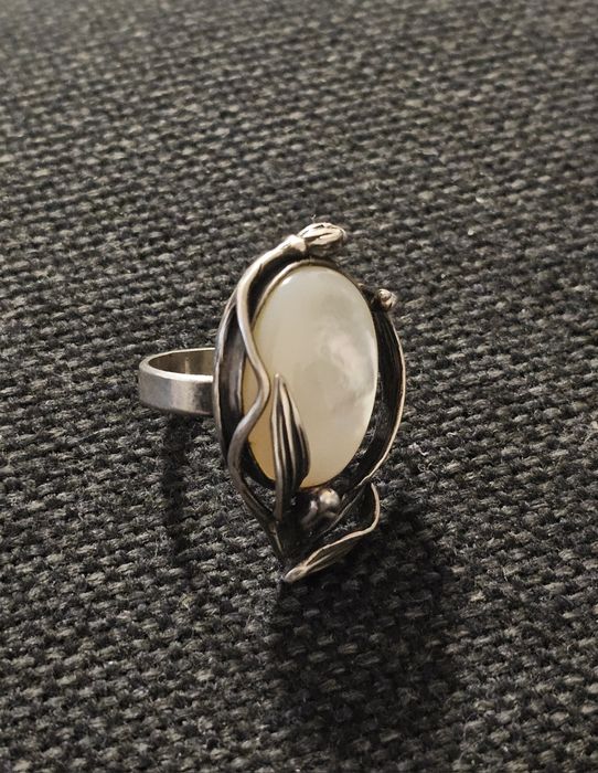 Duży śliczny srebrny pierścionek z opalizującym kamieniem