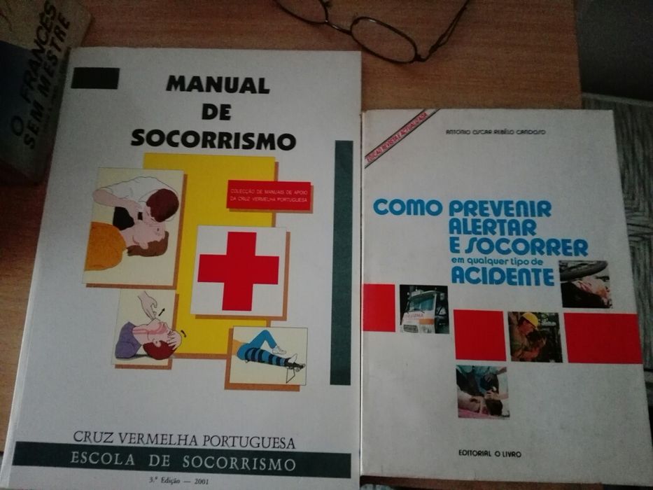 Vários livros de saúde e dicionário