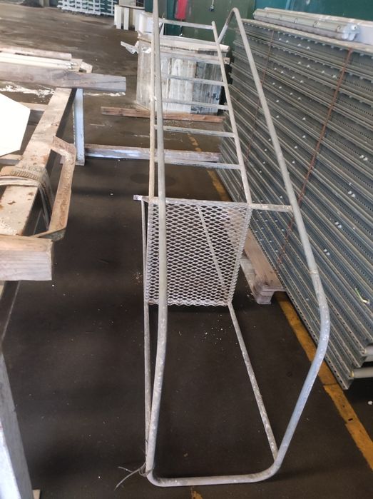 Escada tubular 2 metros de escada com patamar e corrimão