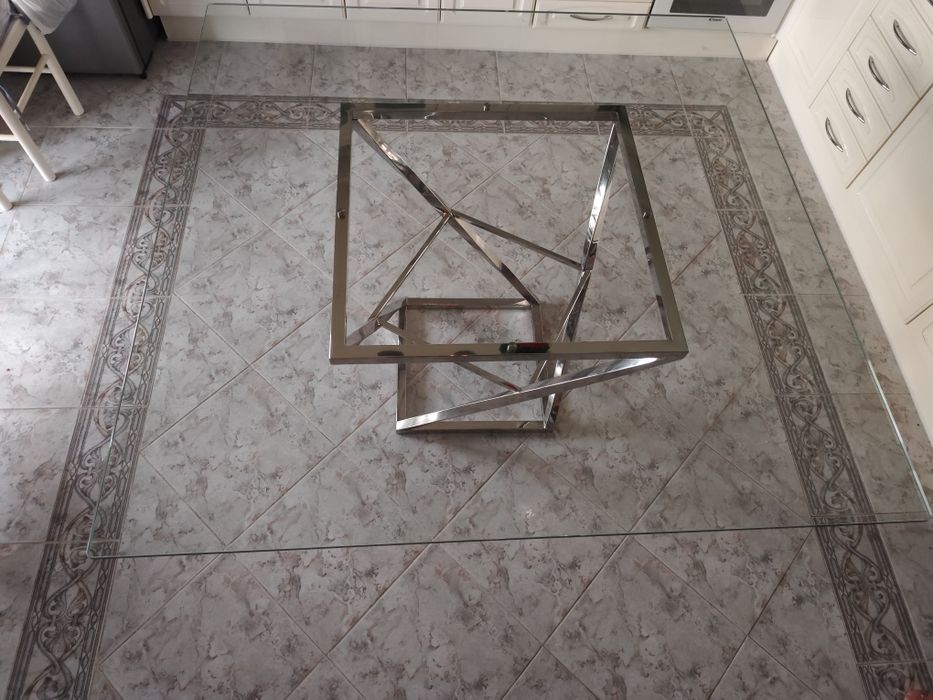 Mesa de Refeição Design Moderno -Vidro Temperado e Pé Metálico Cromado