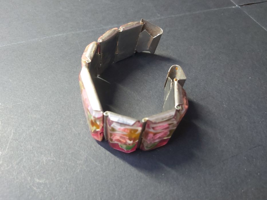 Наручные часы с браслетом.