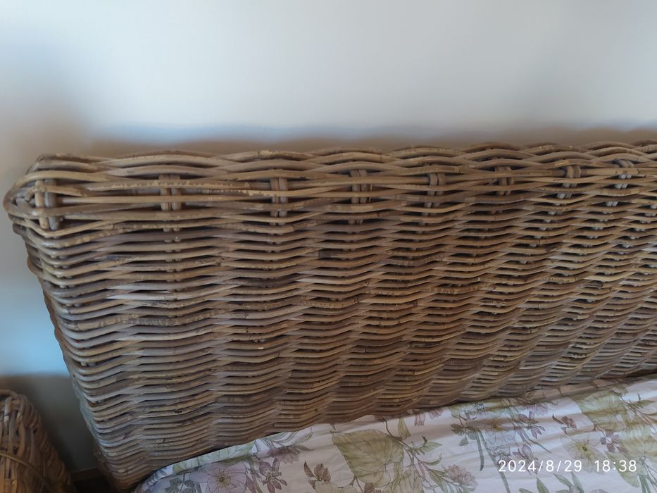 Cama de casal em verga e mesinhas de cabeceira