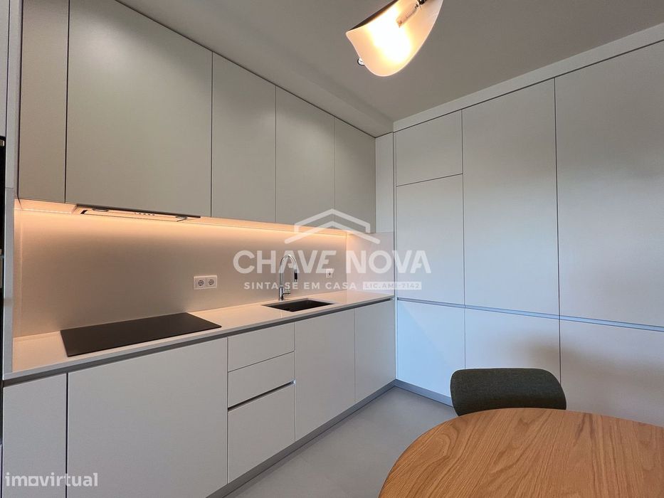 T1 Novo com varanda, garagem e ar condicionado