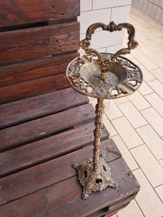 Cinzeiro de pé antigo em cobre
