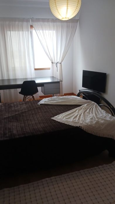 Alugo quarto espaçoso com muita luz natural mobilado com tv