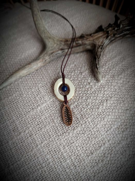 Naszyjnik amulet z fragmentem poroża jelenia