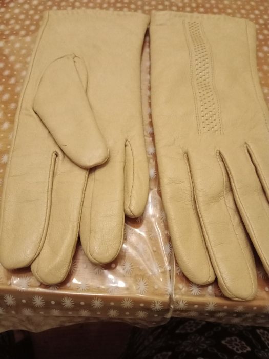 Продам женские перчатки р 8 и 5