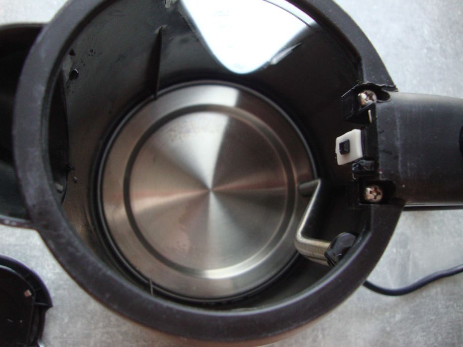 Czajnik bezprzewodowy CLARUS  2200 Watt pojemność 1,7  L.  czarny