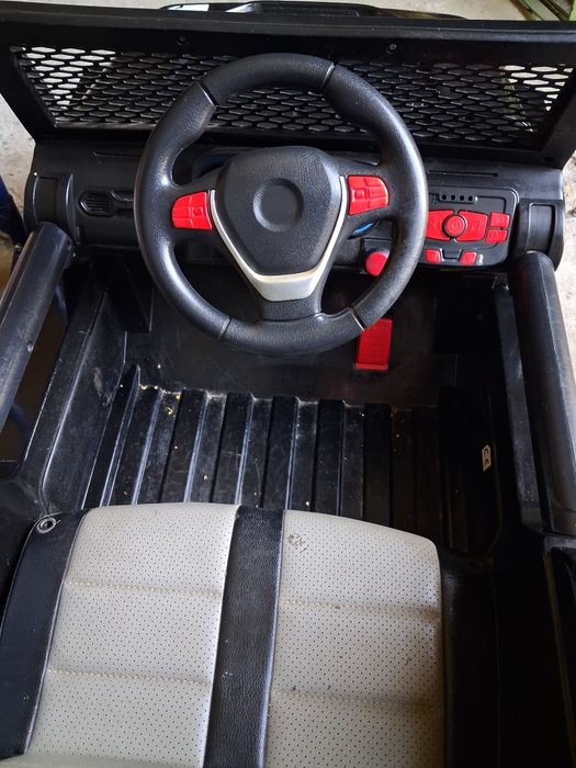 Samochód na akumulator Jeep, koło do wymiany