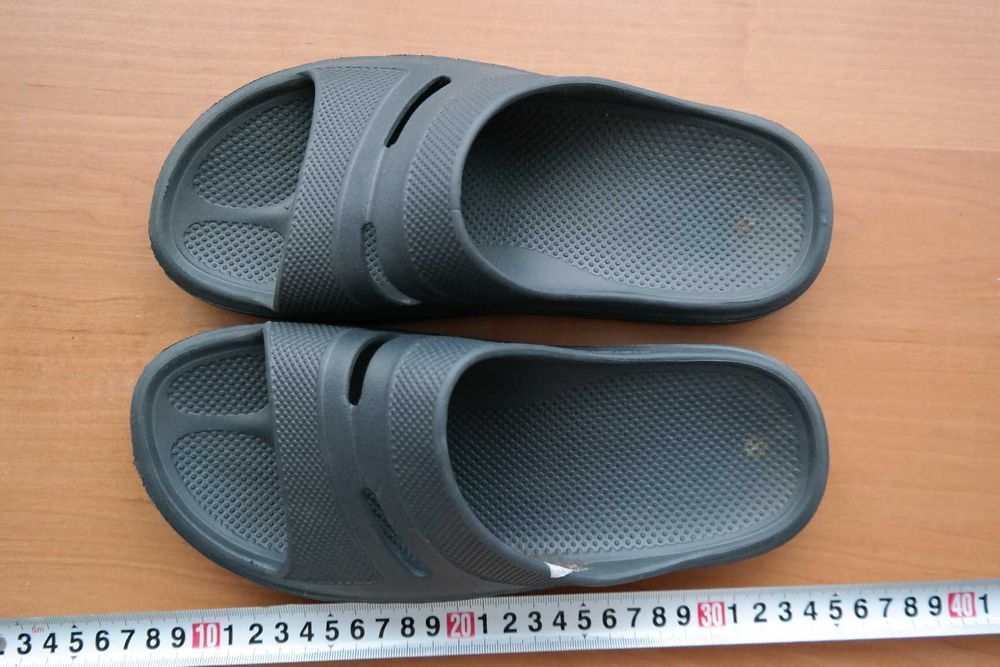 Klapki basenowe solidne pod prysznic. Rozmiar 40.