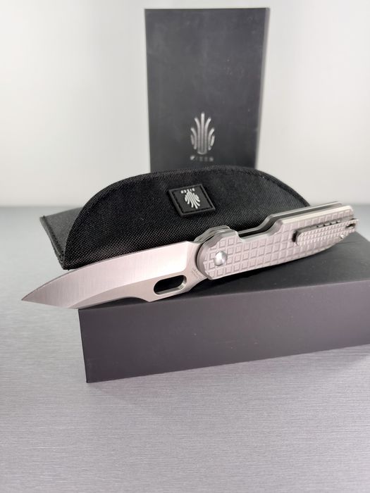 Nóż Kizer Cormorant Titanium 20CV – Button Lock, nowy