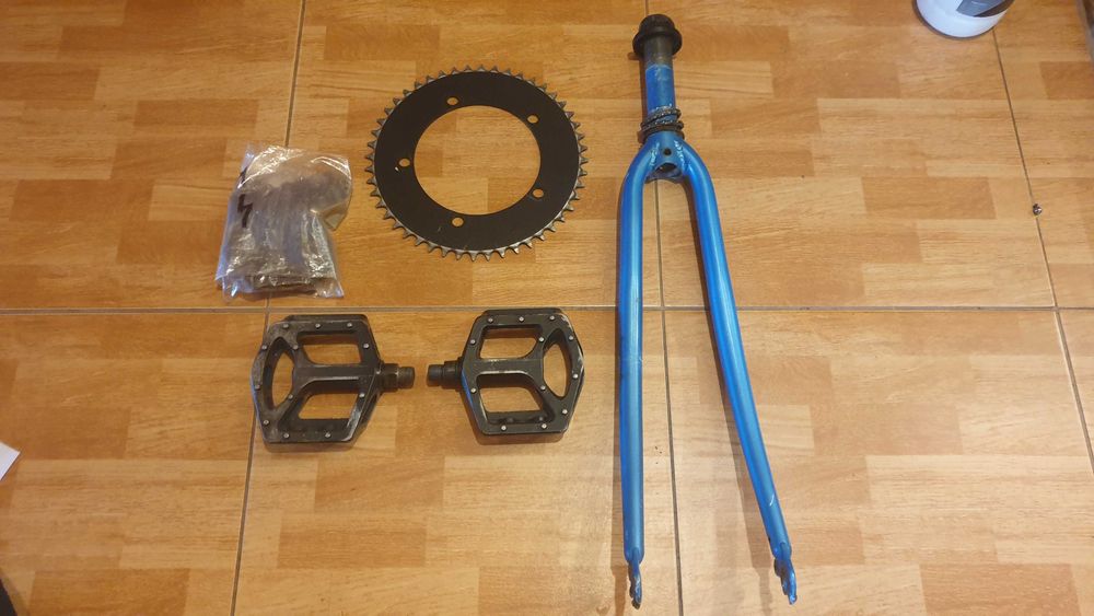 Rower szosowy - pozostałości - zębatka widelec pedały