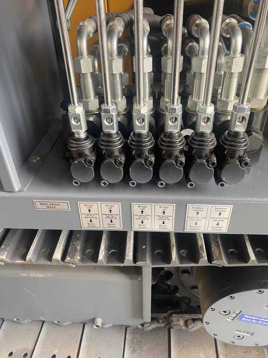 Самохідна гусенична бурова установка бурова машина бурилка