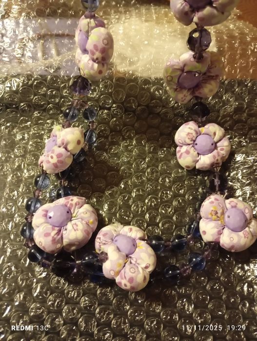 Colar lilás com contas e flores
