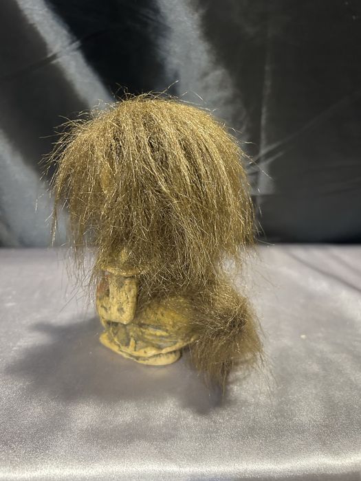 Figurka trolla kobieta z dużym dekoltem i drewnianym wiadrem