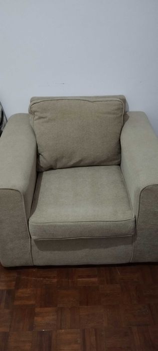 Sala completa, sofá , raques e mesa com seis cadeiras