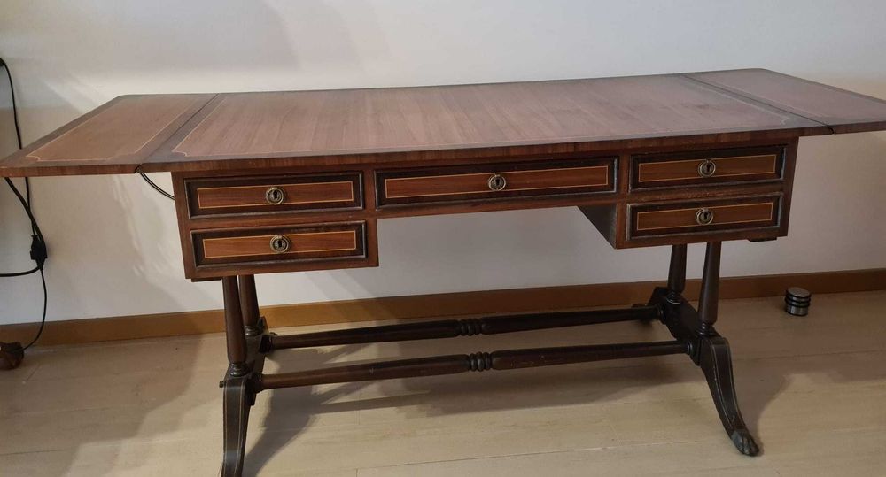 Secretária Antiga em Madeira Maciça – Funcional e em Excelente Estado