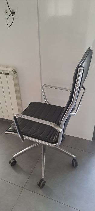 Cadeira de secretária em pele