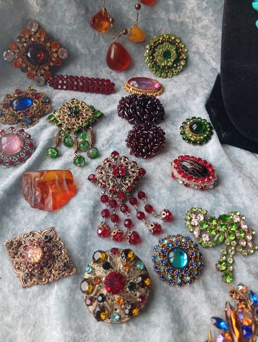 Старинные украшения,Броши,колье,бусы,ЧССР и др.