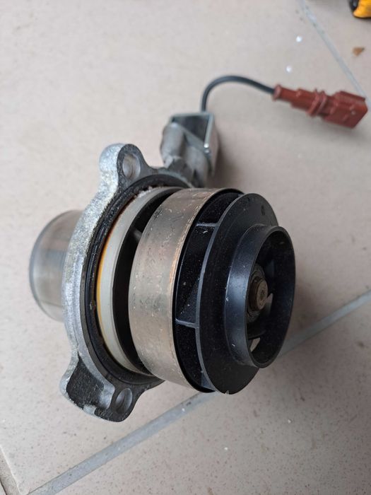 Pompa wody A4 B8 2.0 TDI